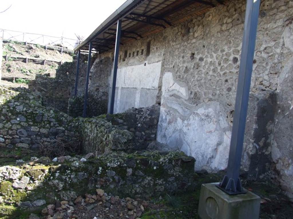 V.4.13 Pompeii.  March 2009.  Looking east along south wall from garden area.