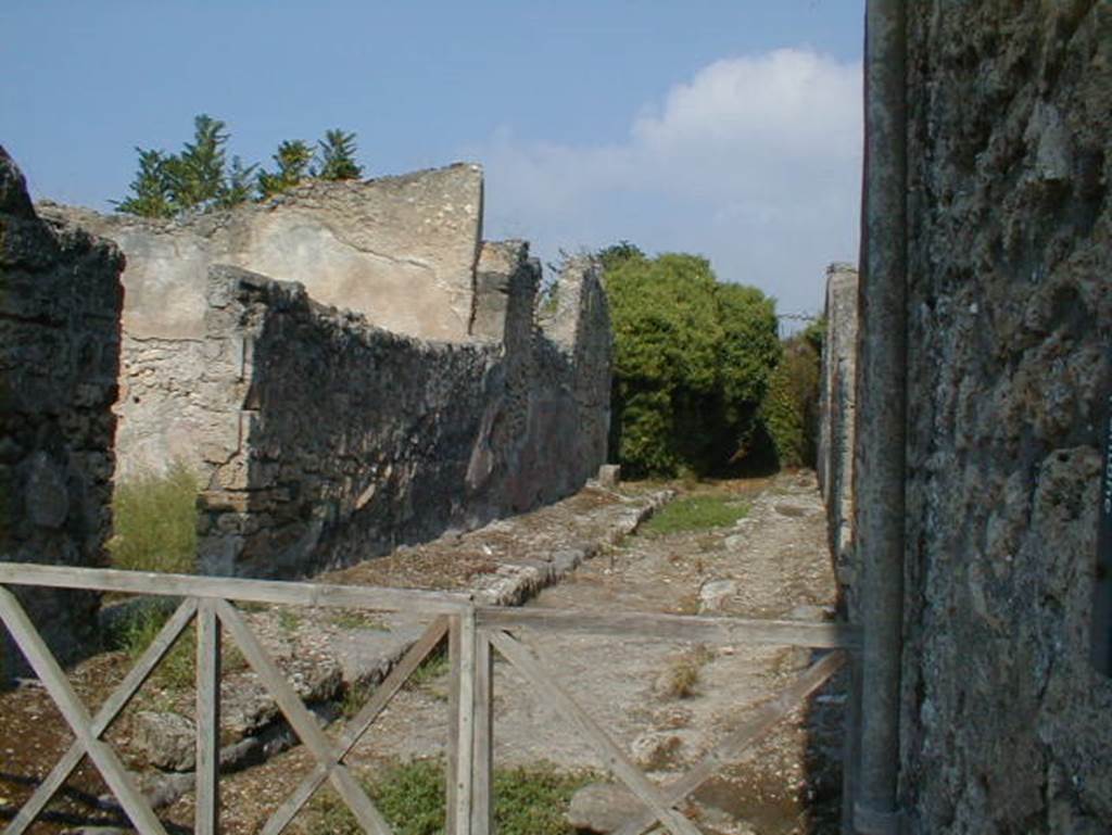 V.3 Pompeii. September 2004.  Vicolo di M. L. Frontone, looking north. V.4.a