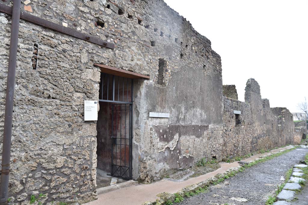 V.4.a Pompeii. March 2018. Looking south towards entrance doorway, on east side of Vicolo di Lucrezio Frontone. 
Foto Annette Haug, ERC Grant 681269 DÉCOR.
