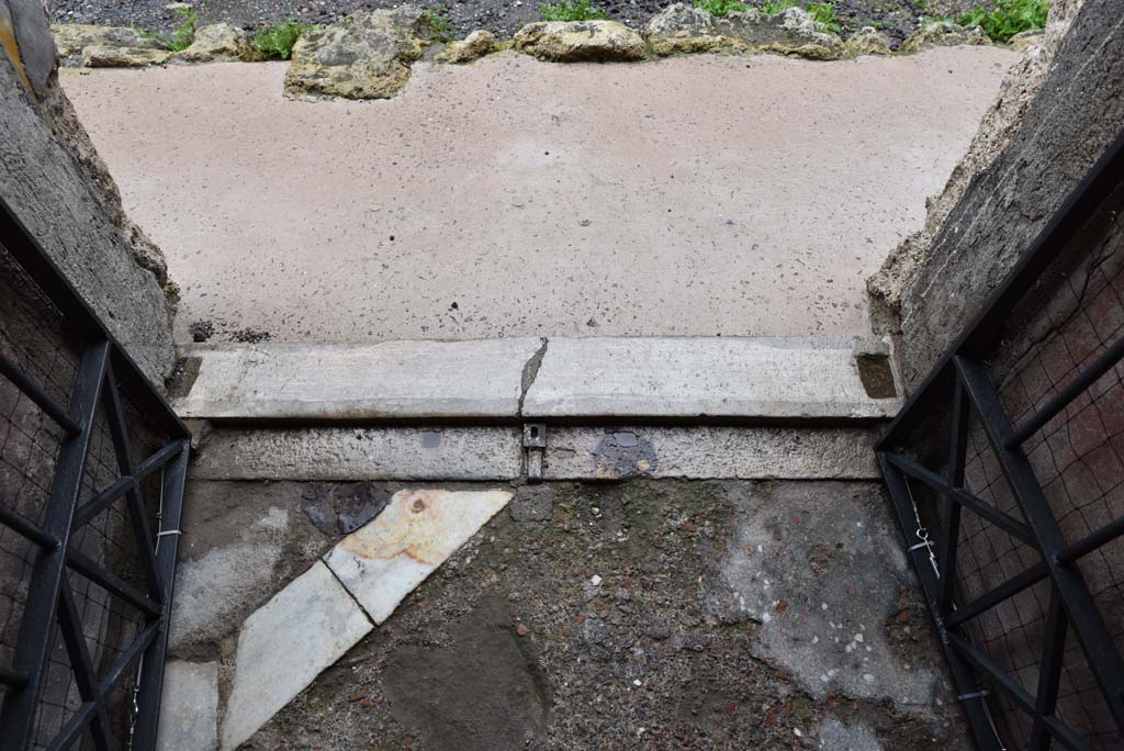 V.4.a Pompeii. March 2018. Looking west towards doorway threshold from entrance corridor. 
Foto Annette Haug, ERC Grant 681269 DÉCOR
