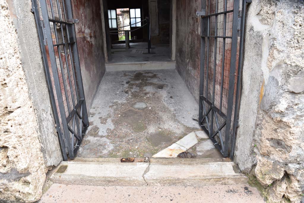 V.4.a Pompeii. March 2018. Looking east along entrance corridor/fauces.     
Foto Annette Haug, ERC Grant 681269 DÉCOR

