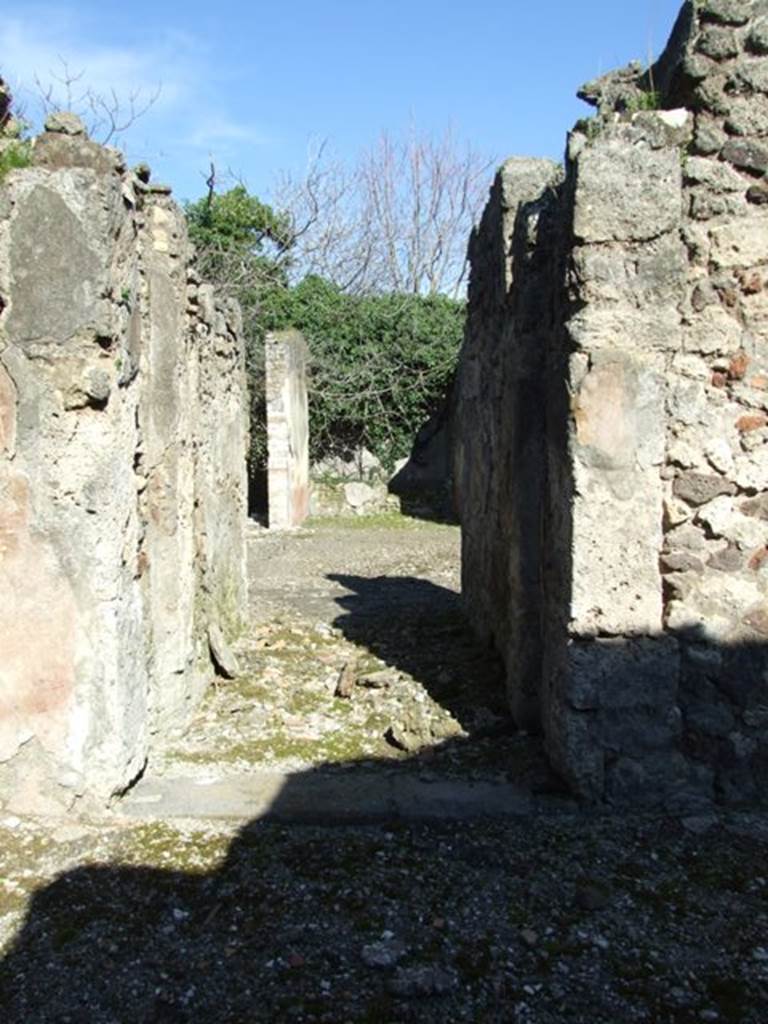 V.4.c Pompeii. March 2009. Entrance. According to Cooley, the following graffito was found here -
I beg you to elect Cn. Helvius Sabinus and M. Samellius Modestus aediles, worthy of public office. [CIL IV 6628] See Cooley, A. and M.G.L., 2004. Pompeii : A Sourcebook. London : Routledge. (p.124, F70)  According to Epigraphik-Datenbank Clauss/Slaby (See www.manfredclauss.de) it read -
Cn(aeum) Helvium Sabinum et
M(arcum) Samellium Modestum aed(iles) d(ignos) r(ei) p(ublicae) o(ro) v(os) f(aciatis)    [CIL IV 6628]

According to Della Corte, CIL IV 6627 was found on the north side (left) of the entrance. See Della Corte, M., 1965.  Case ed Abitanti di Pompei. Napoli: Fausto Fiorentino. (p.109).  According to Epigraphik-Datenbank Clauss/Slaby (See www.manfredclauss.de), it read -

M(arcum) Samellium Modestum, aed(ilem)
v(iis) a(edibus) s(acris) p(ublicis) p(rocurandis) d(ignum) r(ei) p(ublicae)  Vicini rogant   [CIL IV 6627]

