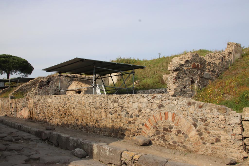 V.6.7 Pompeii. October 2022. Looking north-east on Via del Vesuvio towards front façade. Photo courtesy of Klaus Heese.