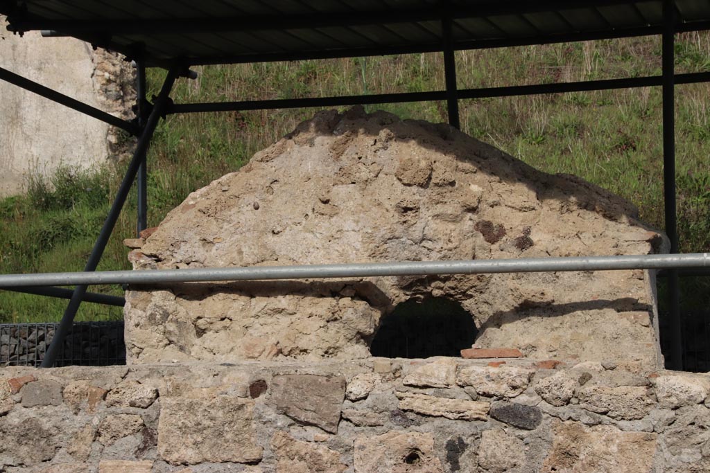 V.6.7 Pompeii. October 2022. Looking east to rear of lararium. Photo courtesy of Klaus Heese.