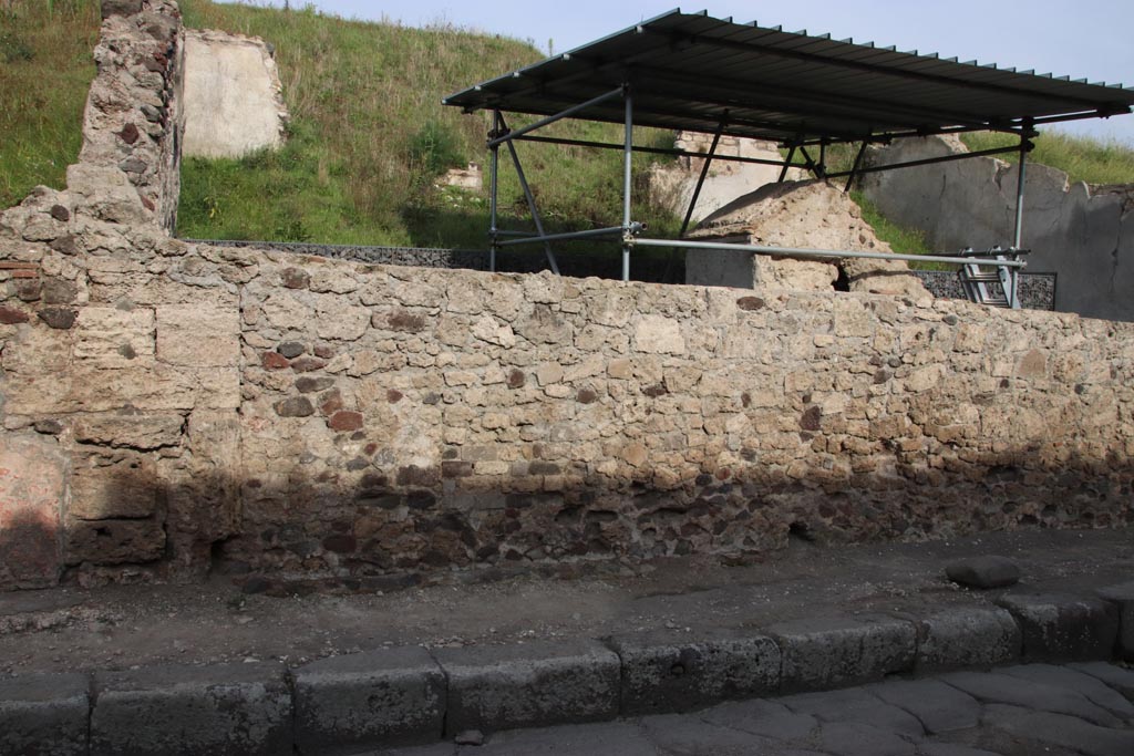 V.6.7 Pompeii. October 2022. Looking east towards rear of north end of site. Photo courtesy of Klaus Heese.