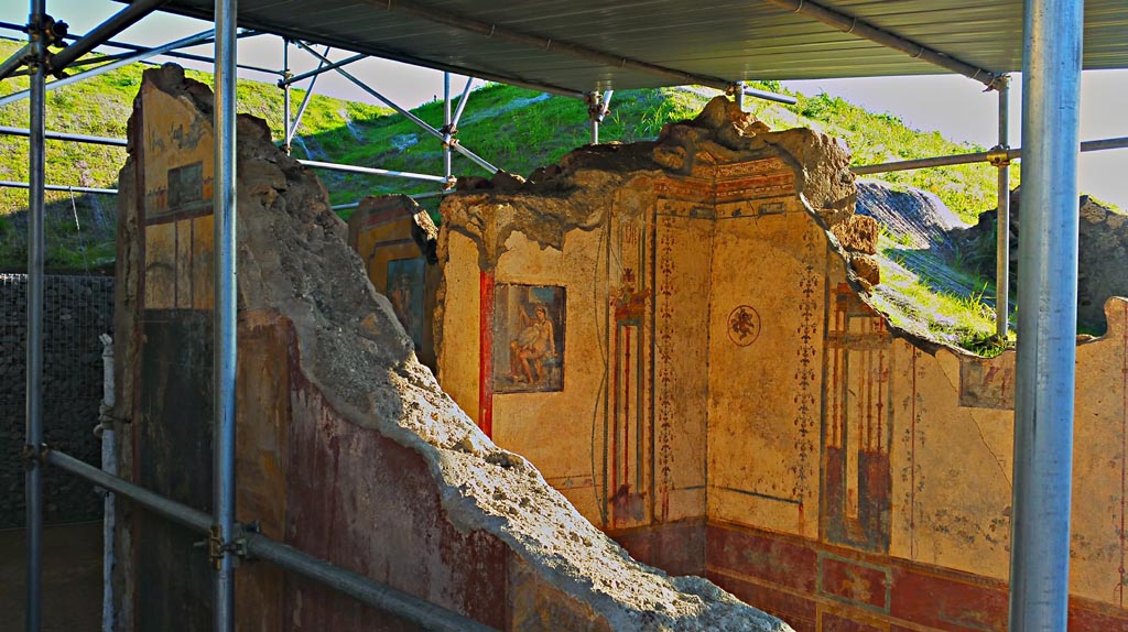 V.6.12 Pompeii. December 2019. 
Looking south from entrance corridor over wall into cubiculum Amb. 9 with Leda and the Swan fresco. Photo courtesy of Giuseppe Ciaramella.

