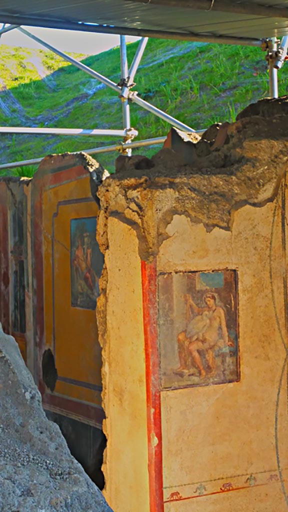 V.6.12 Pompeii. December 2019. 
Looking towards east wall in cubiculum Amb. 9 with fresco of Leda and the Swan.
At the rear, in the atrium Amb. 25, a fresco of Narcissus can be seen on the south wall.
Photo courtesy of Giuseppe Ciaramella.

