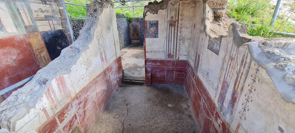 V.6.12 Pompeii. April 2022. Amb. 9. Looking east into cubiculum. Photo courtesy of Giuseppe Ciaramella.