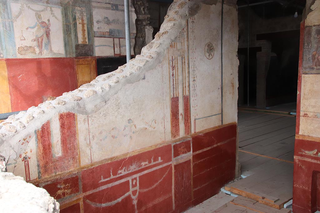 V.6.12 Pompeii. October 2024. 
Looking towards north wall of cubiculum 9, with doorway to atrium 25, on right. Photo courtesy of Klaus Heese.
