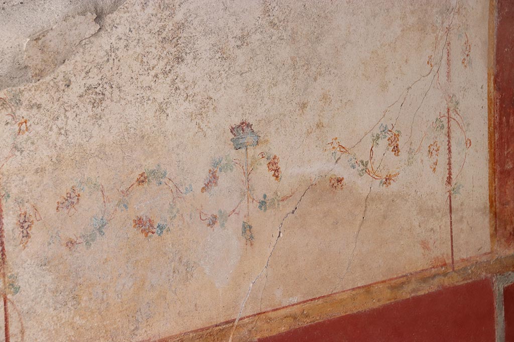 V.6.12 Pompeii. October 2024. Cubiculum 9, detail from centre of north wall. Photo courtesy of Klaus Heese.