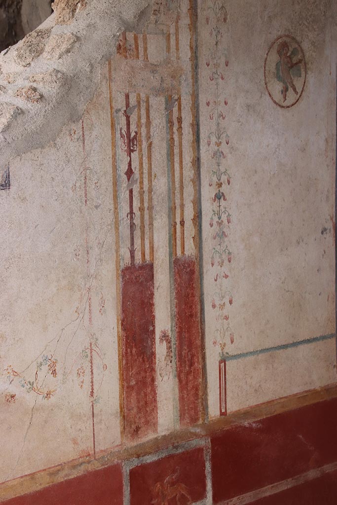 V.6.12 Pompeii. October 2024. 
Cubiculum 9, detail from east end of north wall. Photo courtesy of Klaus Heese.
