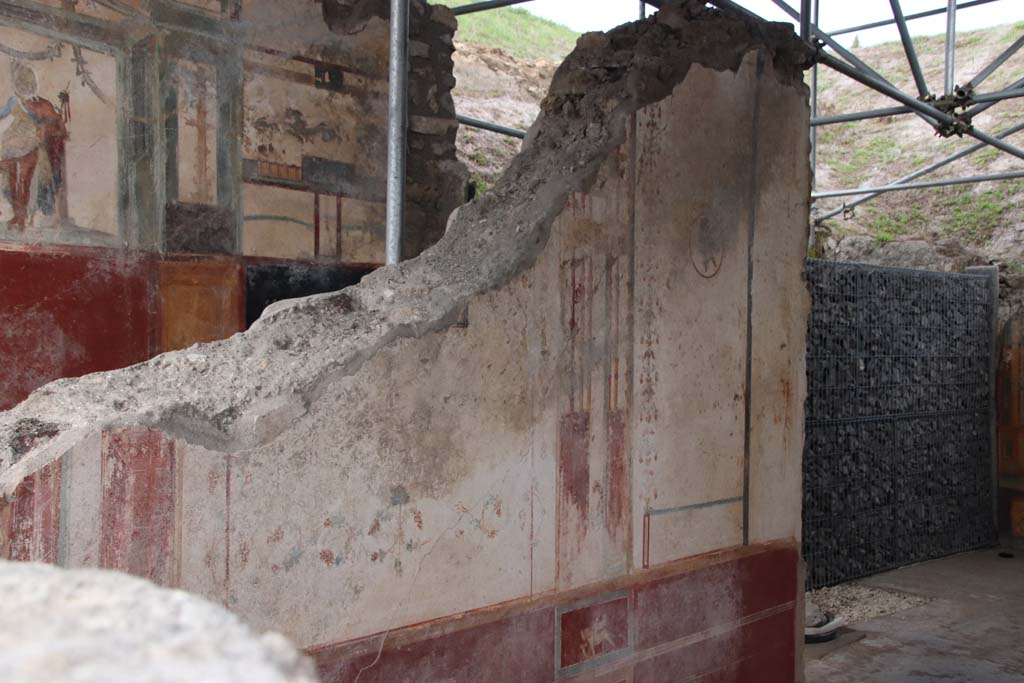 V.6.12 Pompeii. October 2020. Amb. 9. North wall of cubiculum, with doorway to atrium, on right. Photo courtesy of Klaus Heese.