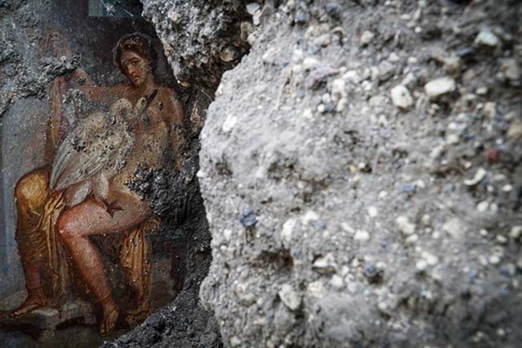 V.6.12 Pompeii. November 2018. Amb. 9. Cubiculum. Painting of Leda and the Swan (Zeus) during excavation. 

Dipinto di Leda e il cigno (Zeus) durante lo scavo.

Photograph © Parco Archeologico di Pompei.
