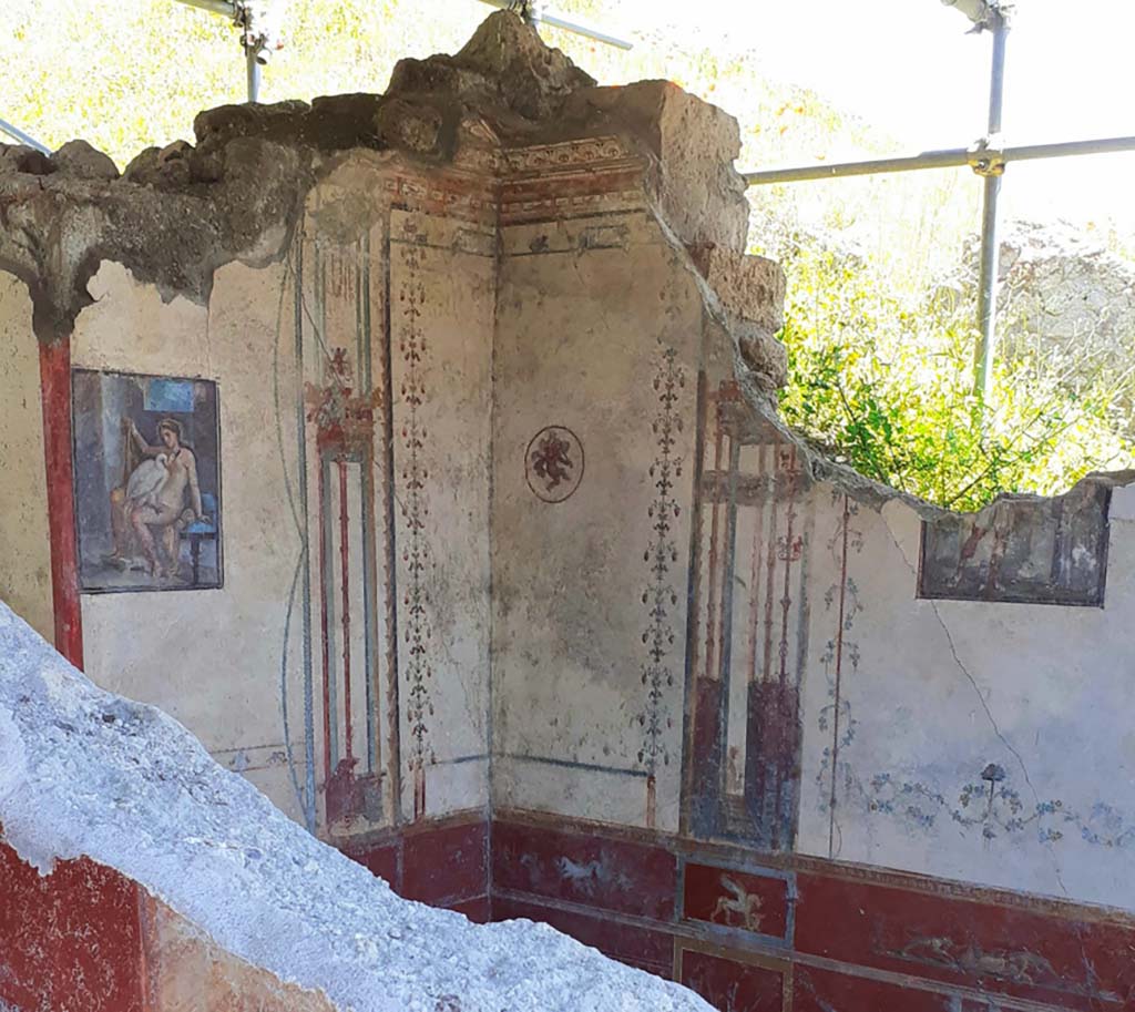 V.6.12 Pompeii. May 2021. Amb. 9. East and south walls of cubiculum. Photo courtesy of Davide Peluso.