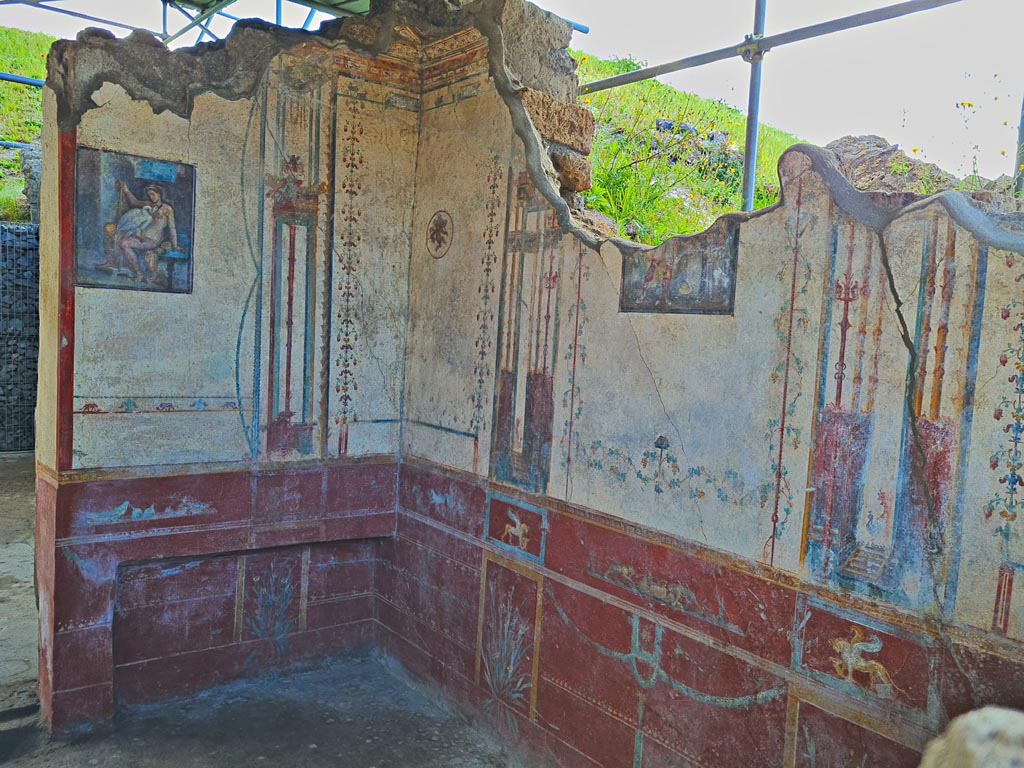 V.6.12 Pompeii. April 2022. Amb. 9. Looking towards east and south walls of cubiculum. Photo courtesy of Giuseppe Ciaramella.