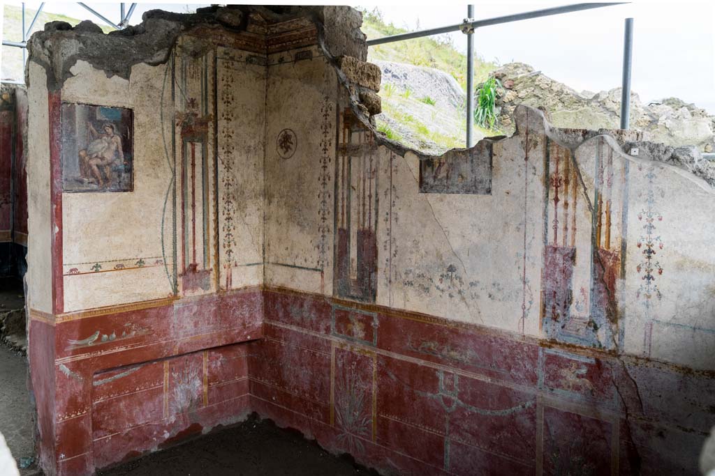 V.6.12, Pompeii. January 2020. Amb. 9. 
East and south walls of cubiculum, with doorway to atrium, on left. Photo courtesy of Johannes Eber.
