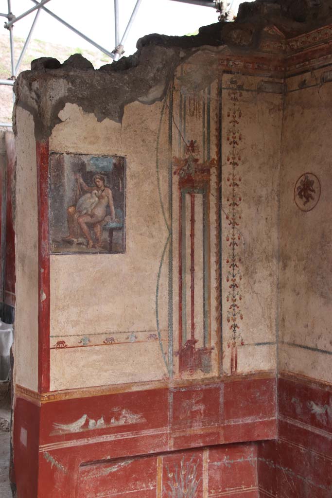 V.6.12 Pompeii. October 2020. Amb. 9. East wall of cubiculum with painting of Leda and the swan, and bed recess below. 
Photo courtesy of Klaus Heese.
