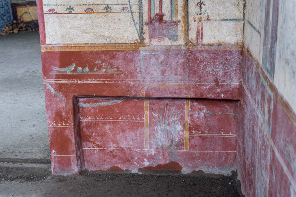 V.6.12, Pompeii. January 2020. Amb. 9. 
East wall of cubiculum, with red bed niche with delicate floral ornamentation, garland and with plant in the centre. 
Photo courtesy of Johannes Eber.
