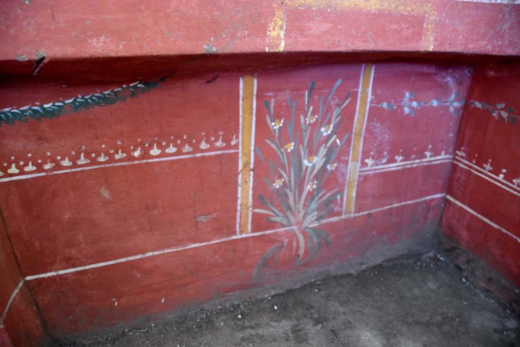 V.6.12 Pompeii. February 2019. Amb. 9. Cubiculum. Red bed niche with delicate floral ornamentation, garland and with plant in the centre. 

Cubiculum. Nicchia letto rosso con delicati ornamenti floreali, ghirlanda e con pianta al centro.

Photograph © Parco Archeologico di Pompei.
