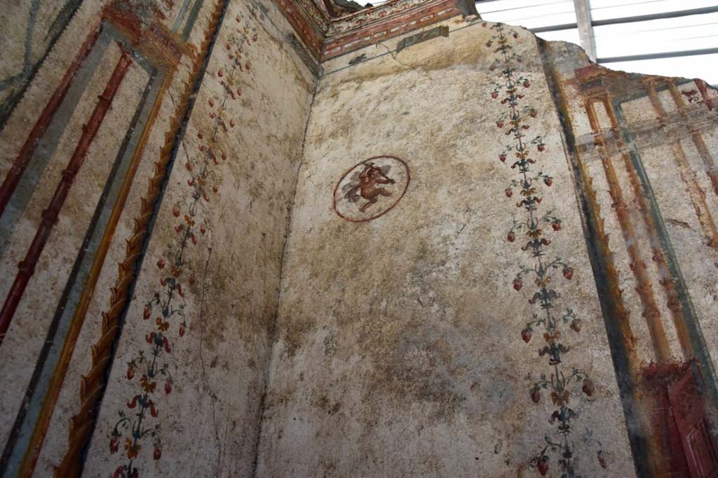 V.6.12 Pompeii. February 2019. Amb. 9. Cubiculum. Wall with flying cupid, plant motifs and architectural painting. 

Cubiculum. Parete con amorino volanti, motivi vegetali e pittura architettonica.

Photograph © Parco Archeologico di Pompei.
