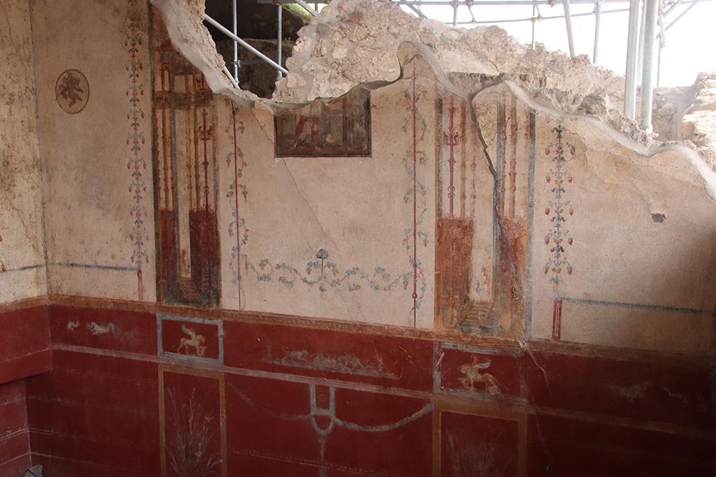 V.6.12 Pompeii. October 2024. Cubiculum 9, looking towards south wall. Photo courtesy of Klaus Heese.