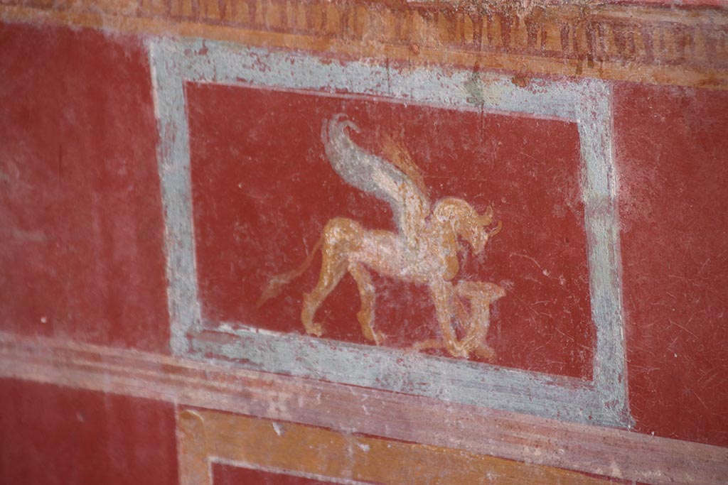 V.6.12 Pompeii. October 2024. Cubiculum 9, detail from lower south wall at east end. Photo courtesy of Klaus Heese.