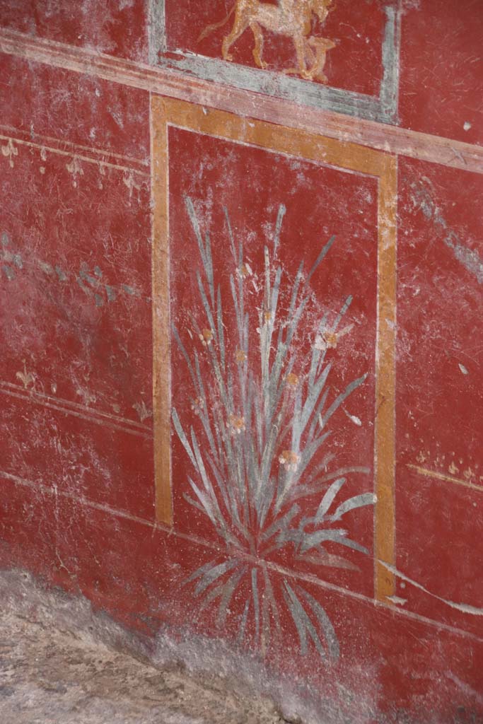 V.6.12 Pompeii. October 2020. Amb. 9. Painted plant on red painted zoccolo/dado on south wall. 
Photo courtesy of Klaus Heese. 
