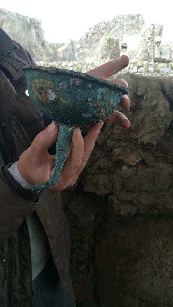 V.6.12 Pompeii. February 2019. Amb. 25. Atrium corner with outline of stairs. 
A bronze funnel was found in the space under the stairs, which was used for storage.
Trovato nello spazio del sottoscala, utilizzato come deposito, di un imbuto in bronzo.
Photograph © Parco Archeologico di Pompei.
