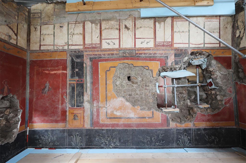 V.6.12 Pompeii. March 2024. Amb. 25. Newly excavated atrium wall showing an overall view of the decorative scheme of the missing plasters of the upper register on the opposite wall, brought to light in 2018.
Vedi/See E-Journal 01: 01.03.24, Interventi conservativi e nuovi scavi nella Casa di Leda. Dalla tutela alla conoscenza di un’abitazione del ceto medio di Pompei, p. 5, Fig. 2.
Photograph © Parco Archeologico di Pompei.
