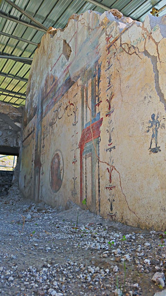 V.6 12 Pompeii. December 2019. 
Looking towards upper south wall with central portrait medallion. Photo courtesy of Giuseppe Ciaramella.


