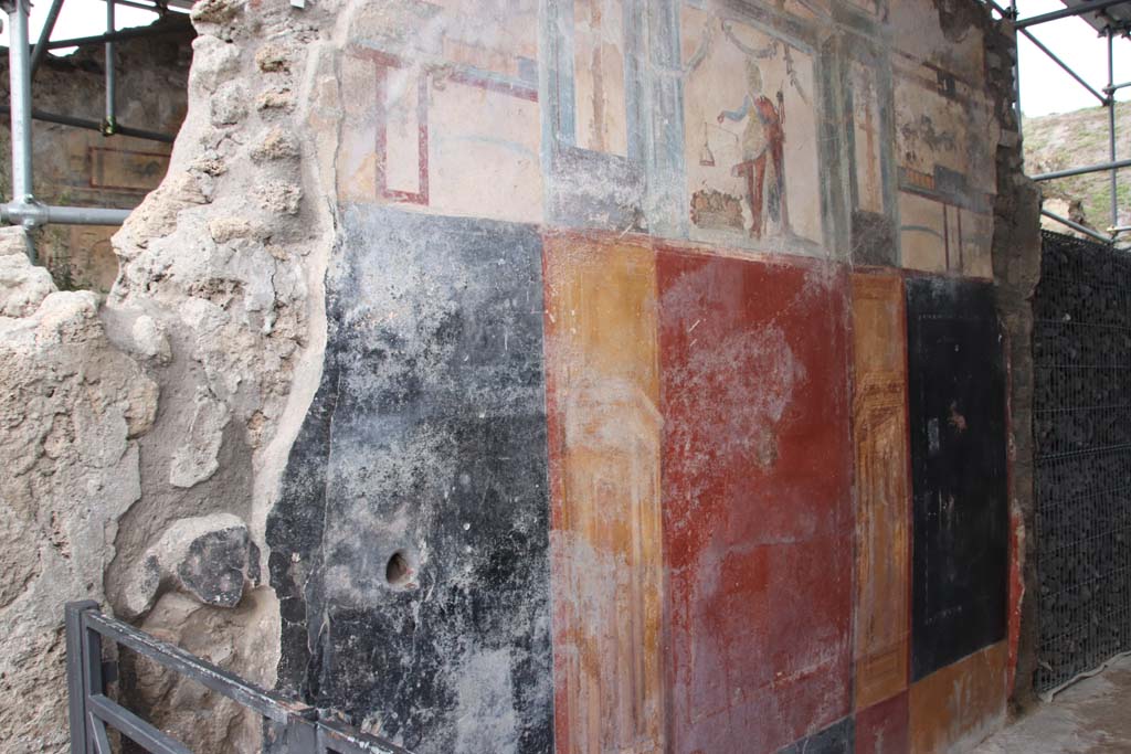 V.6.12 Pompeii. October 2020.  Detail of richly decorated north wall of fauces/entrance corridor. Photo courtesy of Klaus Heese.