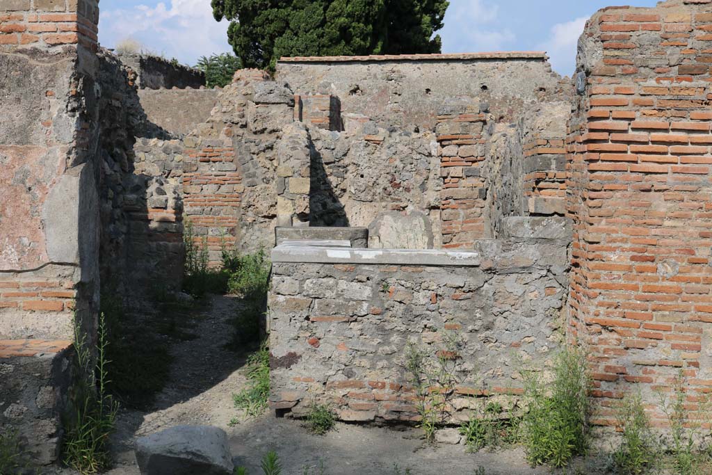 VI.1.2, Pompeii. December 2018. Entrance doorway, looking east across counter. Photo courtesy of Aude Durand.