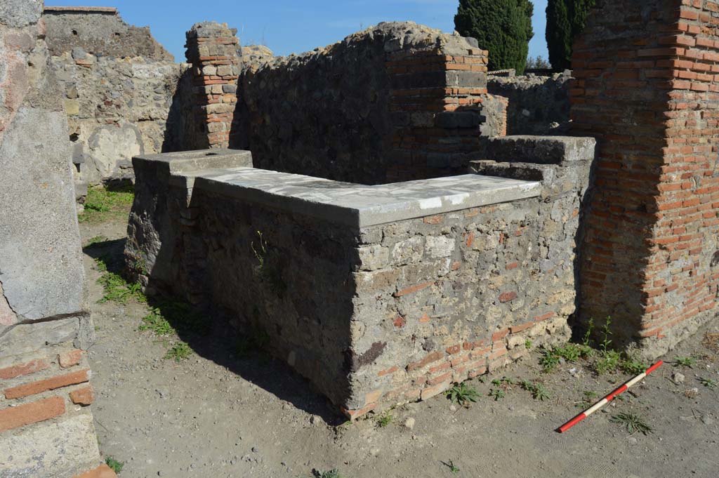 VI.1.2, Pompeii. October 2017. Looking south-east across bar-counter.
Foto Taylor Lauritsen, ERC Grant 681269 DÉCOR.

