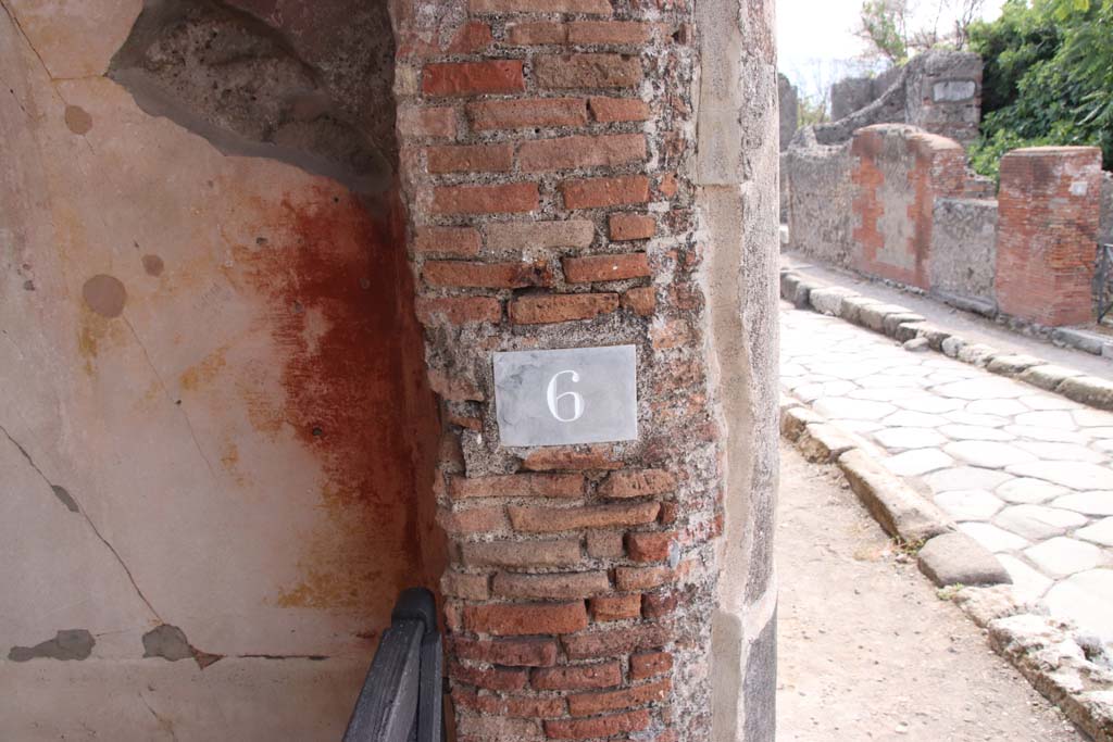 VI.1.6 Pompeii. September 2021. South side of entrance doorway, and south-west corner of south wall. Photo courtesy of Klaus Heese.