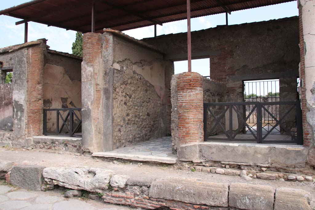 VI.1.7 Pompeii, in centre. September 2021. 
Looking towards entrance doorways on east side of Via Consolare. VI.1.6, on left, VI.1.8 on right. Photo courtesy of Klaus Heese.
