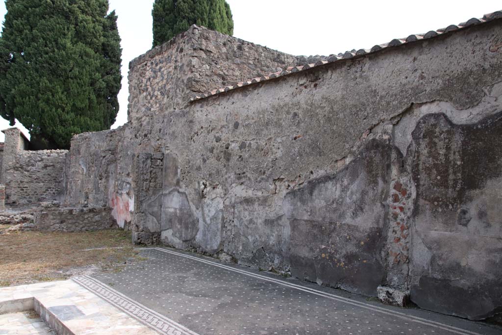 VI.1.7 Pompeii. September 2021. Looking south-east across atrium from entrance doorway. Photo courtesy of Klaus Heese.