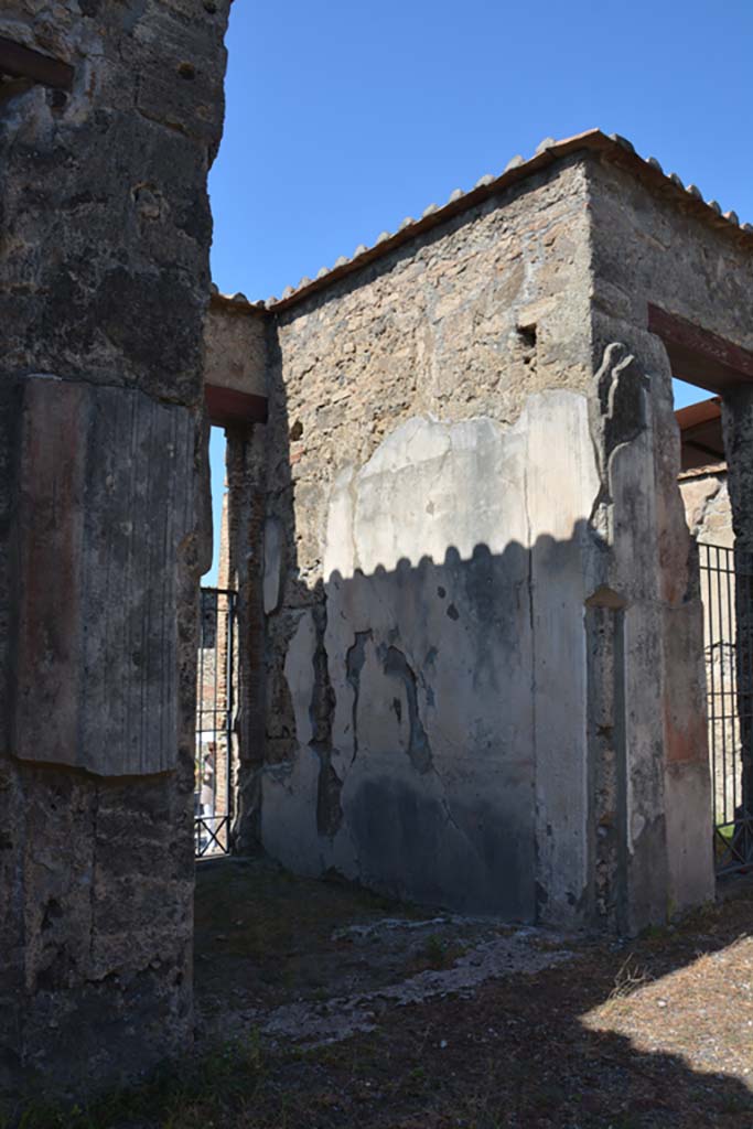VI.1.10 Pompeii. September 2019. 
Looking towards north wall of entrance corridor from atrium, and doorway to VI.1.9, on right.
Foto Annette Haug, ERC Grant 681269 DÉCOR.
