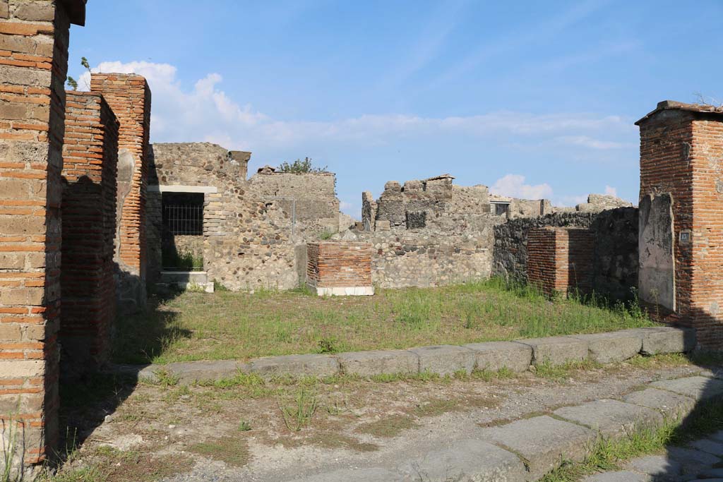 VI.1.13, Pompeii. December 2018. Looking east towards entrance on Via Consolare. Photo courtesy of Aude Durand.