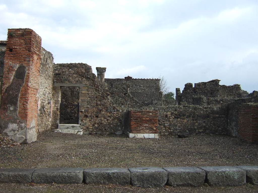 VI.1.13 Pompeii.   December 2005. Looking east.