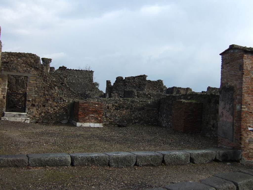 VI.1.13  Pompeii.  December 2005.  South and east walls.