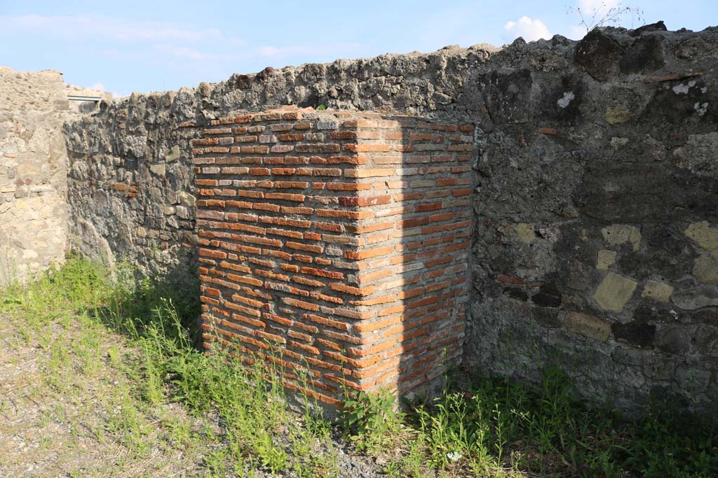 VI.1.13 Pompeii. December 2018. Masonry pilaster against south wall. Photo courtesy of Aude Durand.