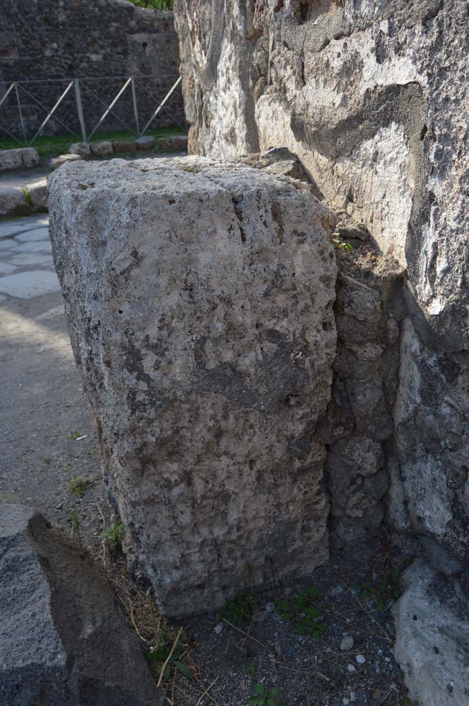 VI.1.19 Pompeii. October 2017. Looking towards east side of altar.
Foto Taylor Lauritsen, ERC Grant 681269 DCOR.

