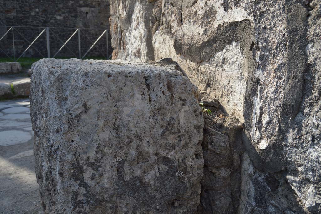 VI.1.19 Pompeii. October 2017. Detail of east side of altar.
Foto Taylor Lauritsen, ERC Grant 681269 DCOR.
