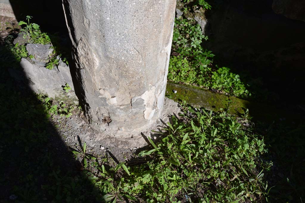 VI.2.4 Pompeii. December 2017. Base of column at south end of portico.
Foto Annette Haug, ERC Grant 681269 DÉCOR.
