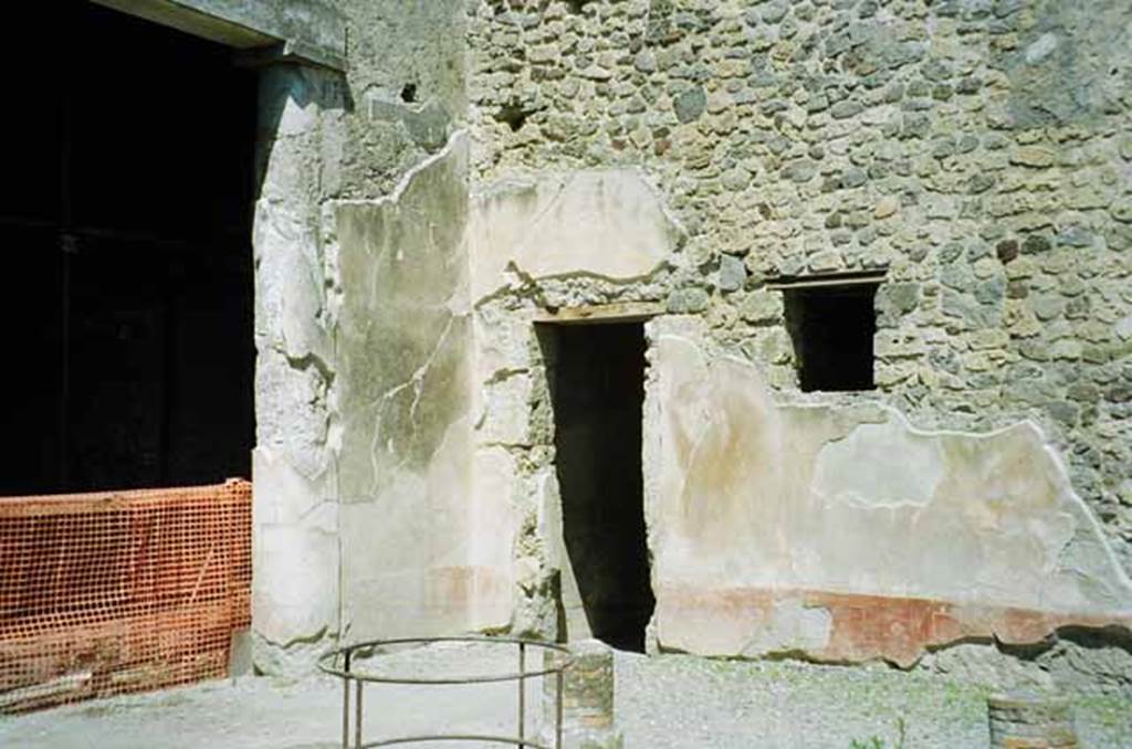 VI.2.4 Pompeii. June 2010. Doorway into small corridor, linking main house from garden apartments. Photo courtesy of Rick Bauer.