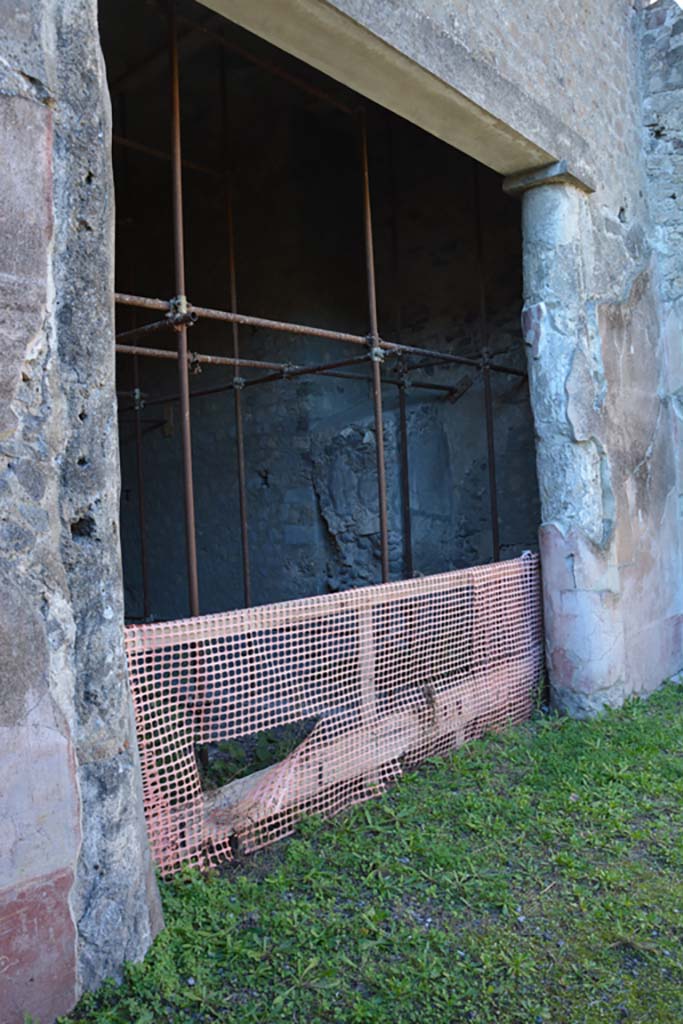 VI.2.4 Pompeii. December 2017. Doorway into triclinium on west side of garden apartment.
Foto Annette Haug, ERC Grant 681269 DÉCOR.
