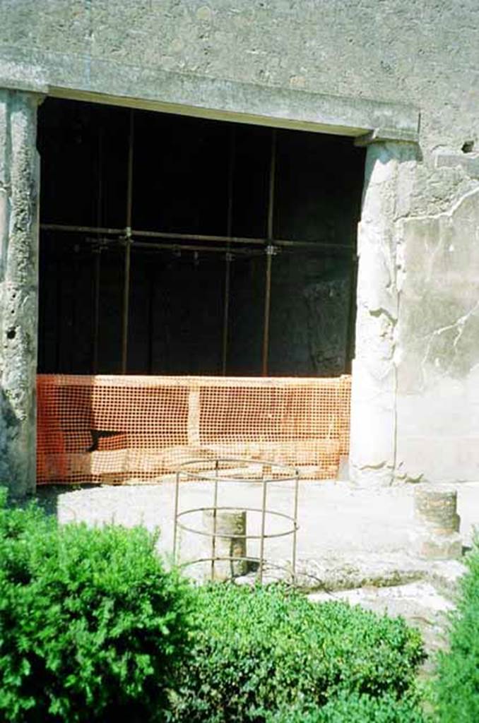 VI.2.4 Pompeii. June 2010. Triclinium on west side of garden apartment. Photo courtesy of Rick Bauer.