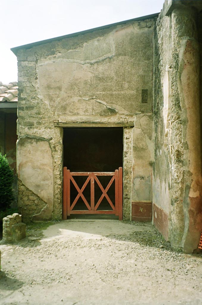 VI.2.4 Pompeii. June 2010. 
Doorway to diaeta on south wall in south-west corner of garden apartment. Photo courtesy of Rick Bauer.
