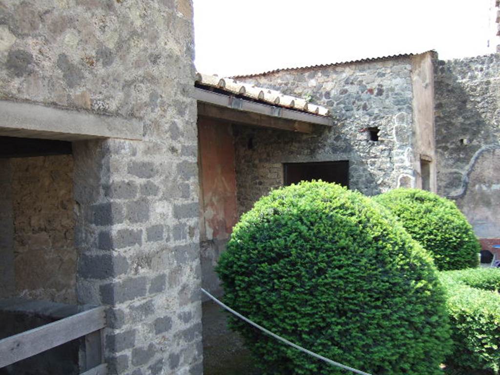 VI.2.4 Pompeii. May 2006. Looking west along south side of small garden.