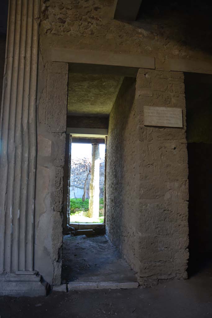 VI.2.4 Pompeii, December 2017. 
Looking east towards corridor on south side of tablinum leading to garden area. 
Foto Annette Haug, ERC Grant 681269 DÉCOR.
